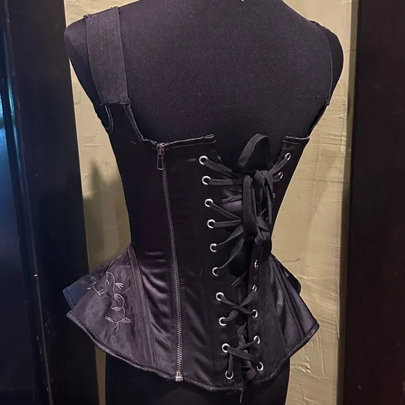Shades of Silence gothic embroidered peplum corset - Picture 4 of 5